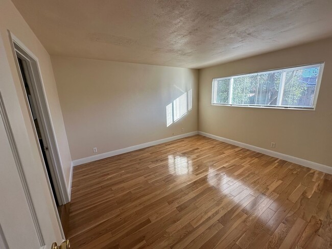 Building Photo - Pleasanton 4 bed/2 bath, Hardwood Floors, ...