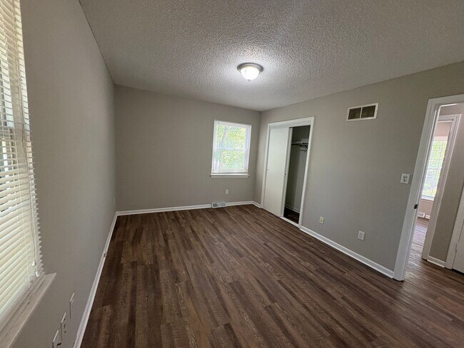 Building Photo - 3 Bedroom 2 Bathroom Available Now! Blue Springs, MO!!