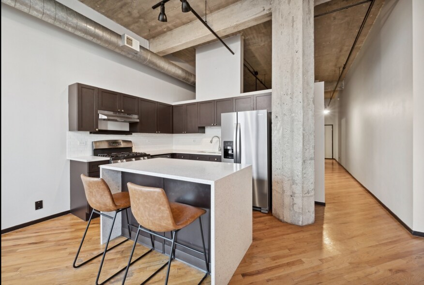 Building Photo - 843 W Adams St