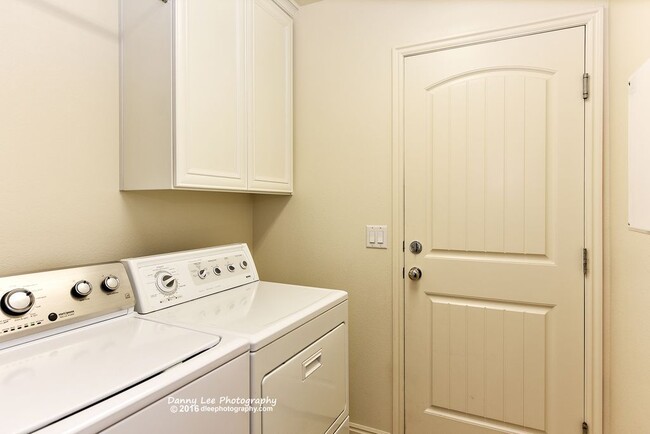 Building Photo - 2605 E Hilltop Ledge Dr