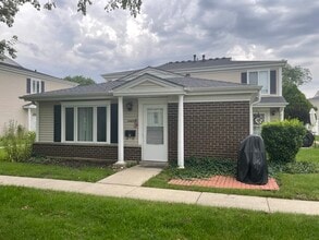 Building Photo - 1489 Quaker Ln