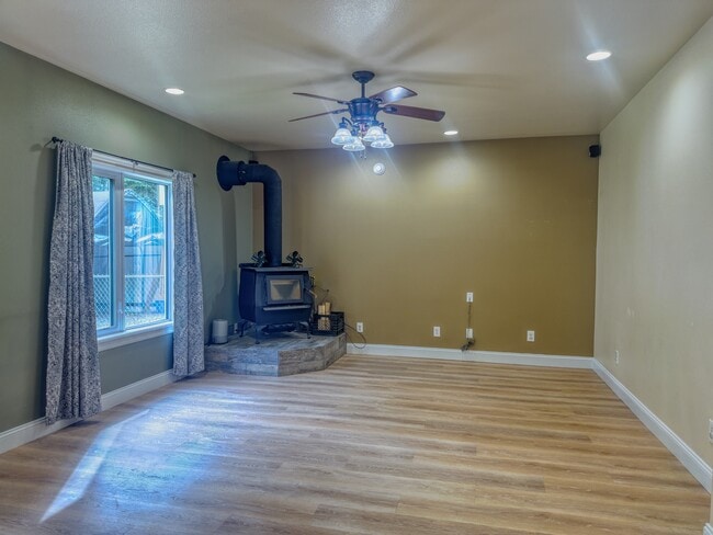 Building Photo - 1850 Osborn Ct