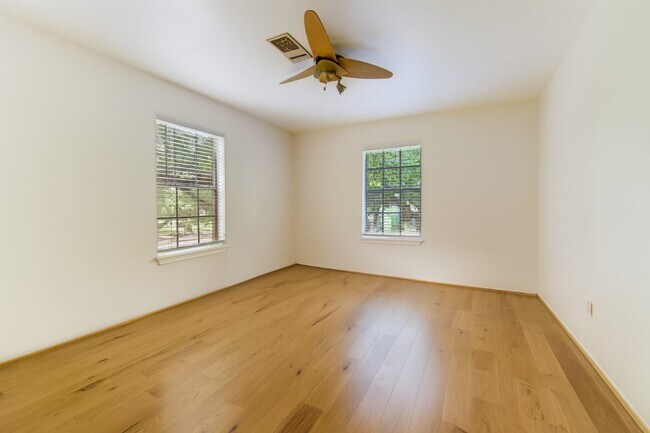 Building Photo - 12973 Trail Hollow Dr