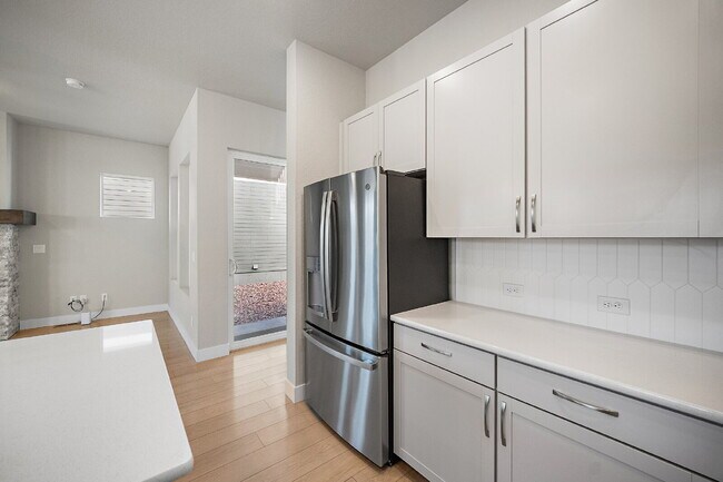Building Photo - Modern 4 Bedroom, 2 Bathroom Westside Home with Balcony Views of Garden of the Gods!