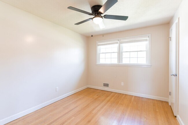 Building Photo - Welcome to this charming 3-bedroom, 2 full...