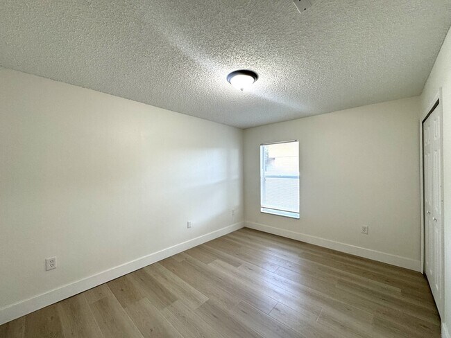 Building Photo - 964 Vanderbilt Dr