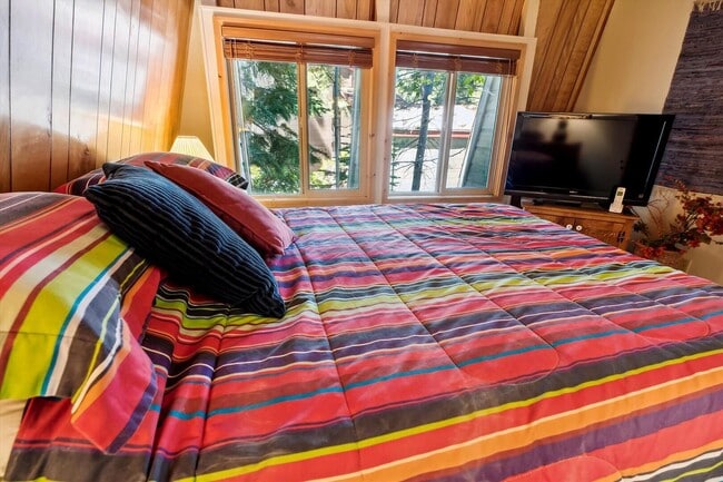 Building Photo - Alpine Meadows 3 Bedroom ski lease on Mine...