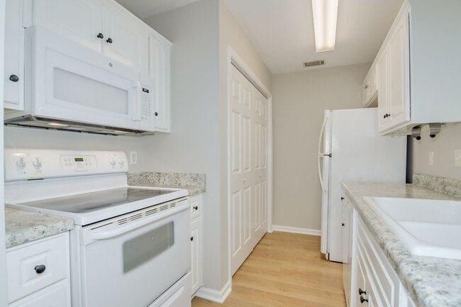 Building Photo - 3 Bedroom 2 Bath Townhouse With Garage