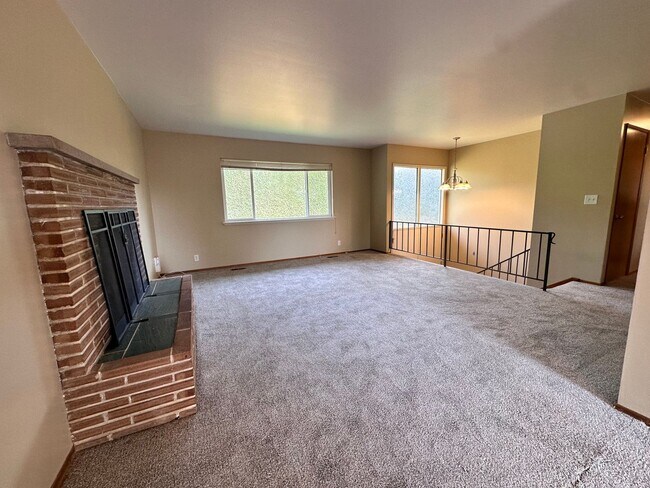 Building Photo - Tradition Kirkland Split Level with Gorgeous Views nestled in the middle of NorKirk