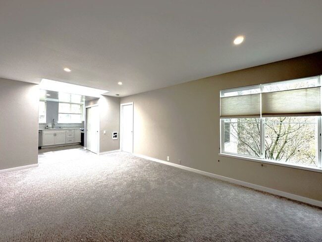 Building Photo - EPIC REA: Bright 1bd/1ba Condo with Washer/Dryer in unit and Parking!