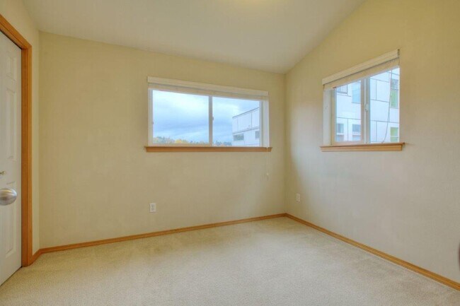 Building Photo - Mt. Baker - Beautiful 3 Bedroom / 2.5 Bath...