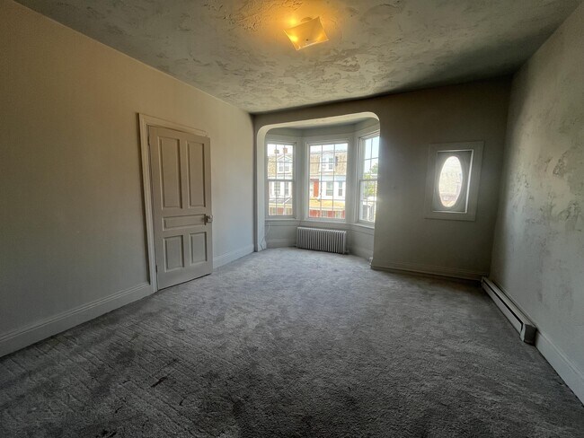 Building Photo - 714 W Poplar St