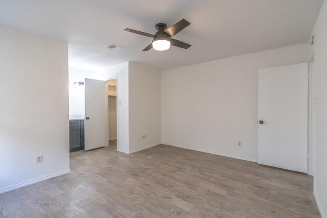 Building Photo - 5703 Shreveport Dr