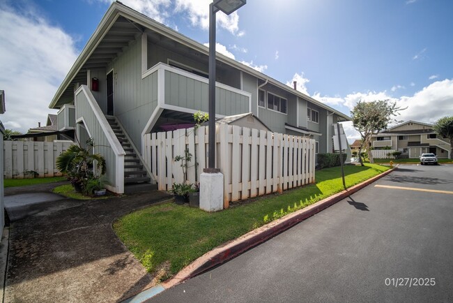 Building Photo - 2BR/1BA Townhouse (Upstairs unit) in Hikin...