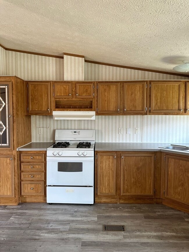 Building Photo - Centrally Located 3 BD 2 BA Modular Home