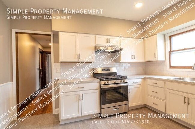 Building Photo - 610 Michigan St NE