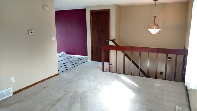 Building Photo - Large 3 Bedroom, 2 Bathroom Home in the Th...