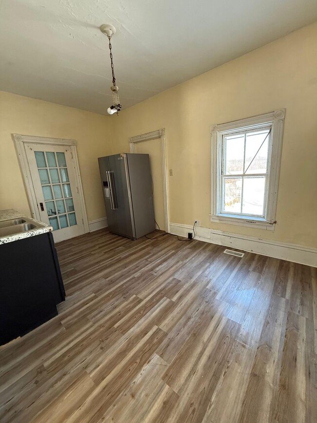 Building Photo - 2/3 bedrooms house