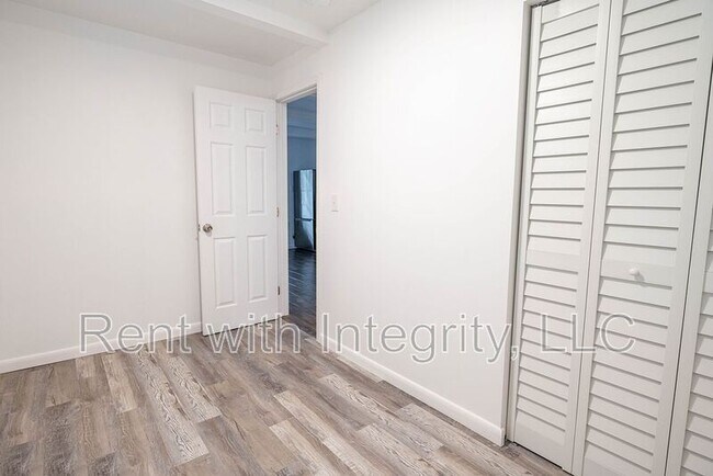 Building Photo - 1118 Louise Dr