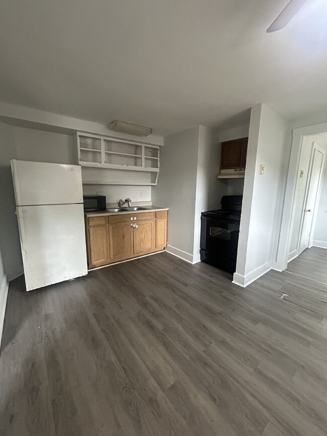 Building Photo - FIRST MONTH FREE! 1 Bedroom, 1 Bath Second-Floor Apartment for Rent, Pet Friendly.