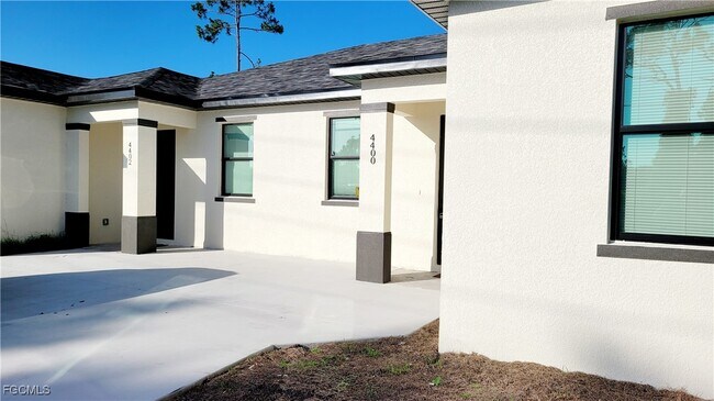Primary Photo - 4402 Golfview Blvd