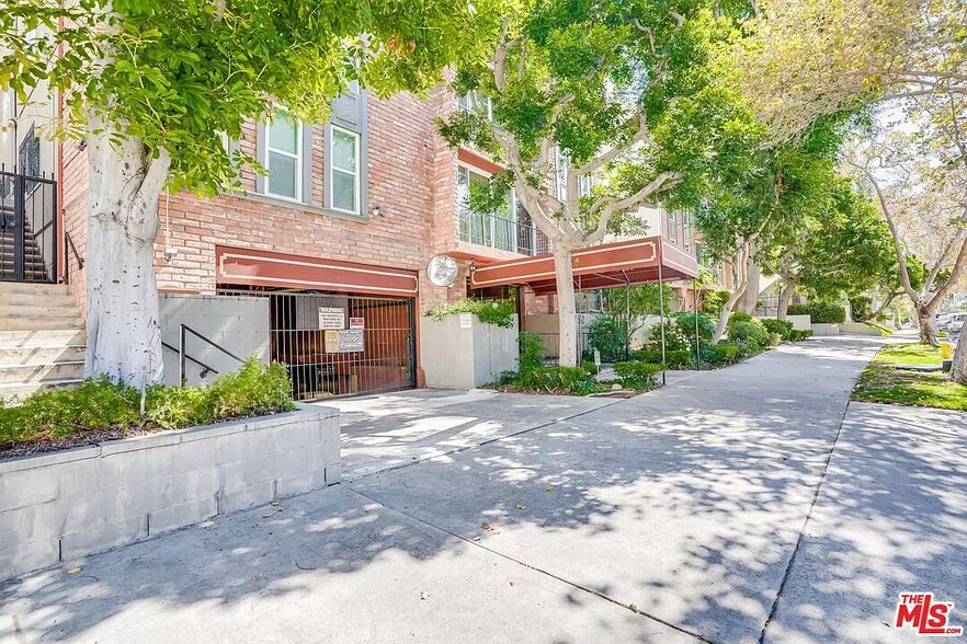 Building Photo - 532 N Rossmore Ave
