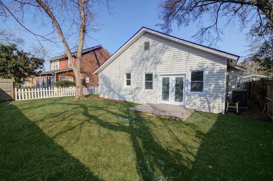 Building Photo - 921 Hillsboro Dr