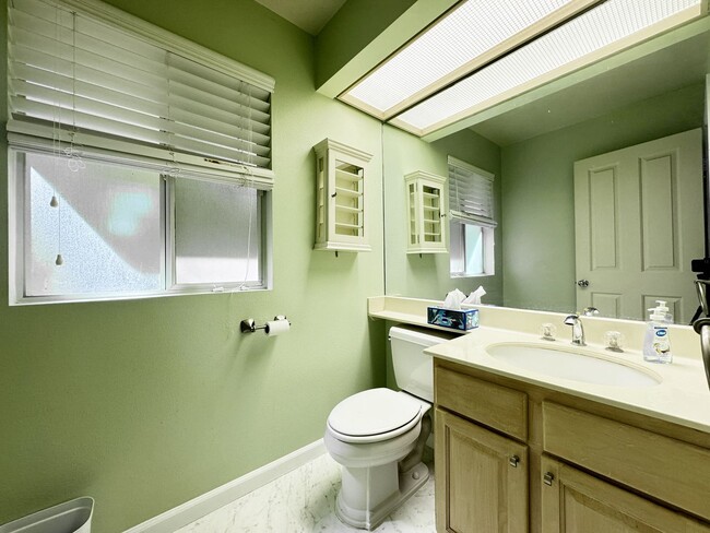 Building Photo - Moanalua Village 3/2.5 Townhouse with 2-Ca...