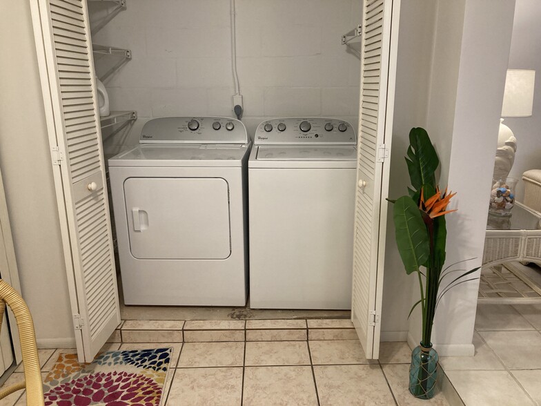 Clothes washer and dryer in-unit - 1642 Stickney Point Rd