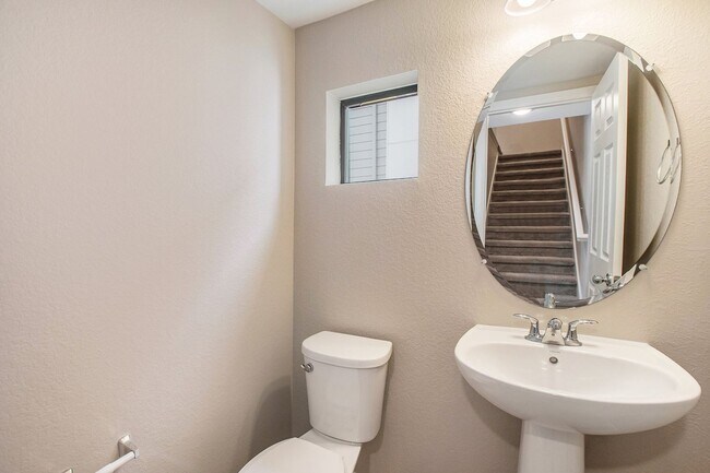Building Photo - Beautiful 2 Bed 2 1/2 Townhome in Virginia Village