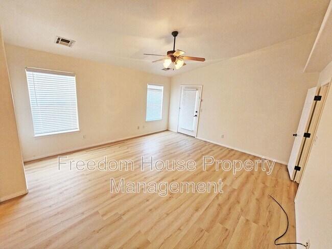 Building Photo - 3120 E Easy St
