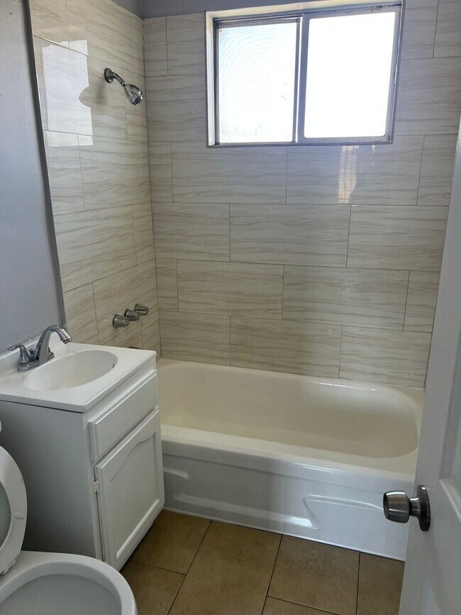 Building Photo - 158 W 74th St