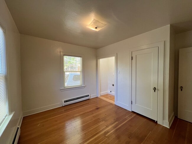 Building Photo - 1 bed/ 1 bath with laundry near UNR