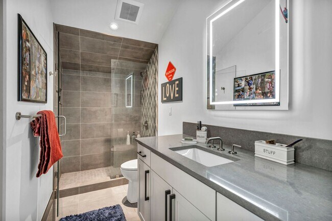 Building Photo - LAKEFRONT LUXURY ON LAKE STANLEY | FULLY FURNISHED + UTILITIES INCLUDED IN GUARDED LAKERIDGE SHORES