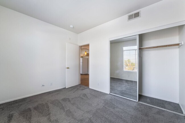 Building Photo - 2 bedroom remodeled condo in the Henderson...