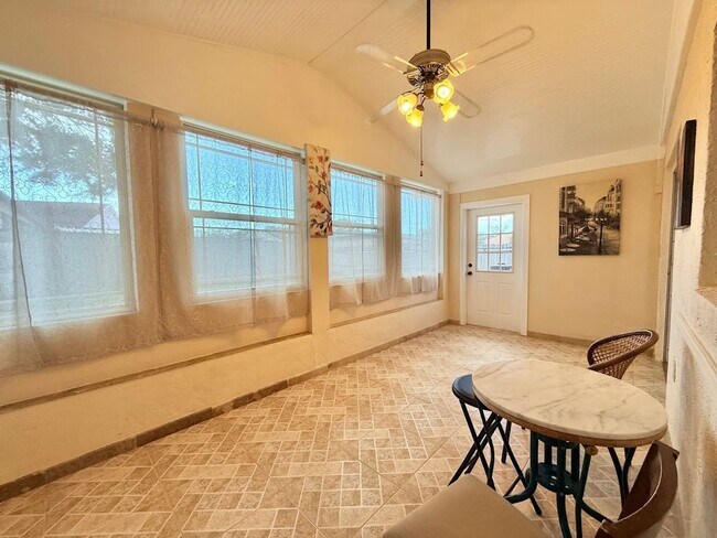 Building Photo - Beautiful Centrally Located 3/2