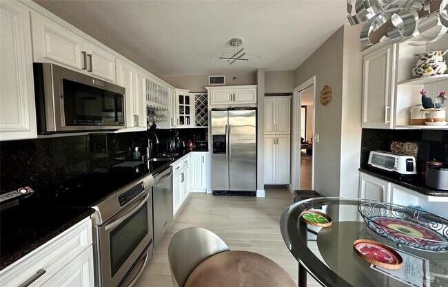 Building Photo - 7582 Regency Lake Dr