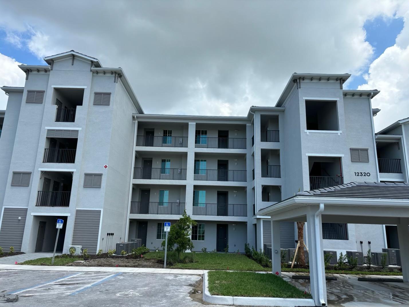 Building Photo - 12320 Wellen Golf St