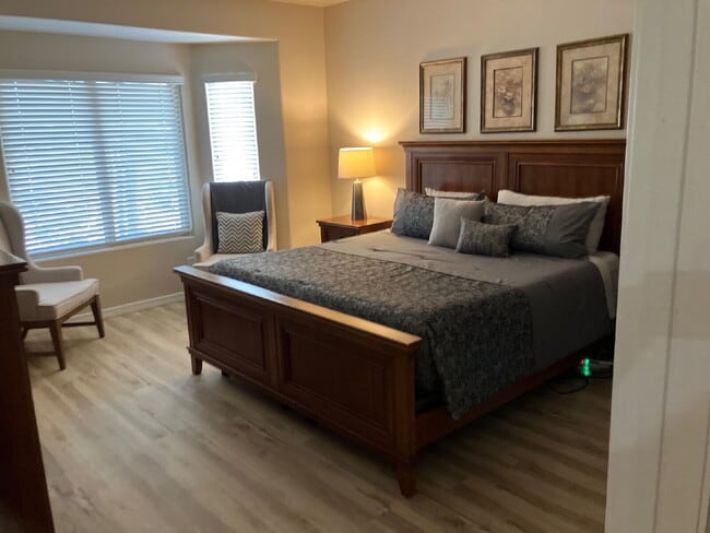 Building Photo - Charming, fully furnished, single-story re...