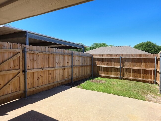 Building Photo - Hewitt Duplex!