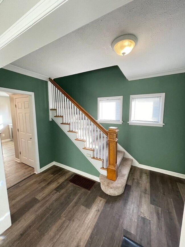 Building Photo - Available August - 2 Bedroom, 1 Bath New R...