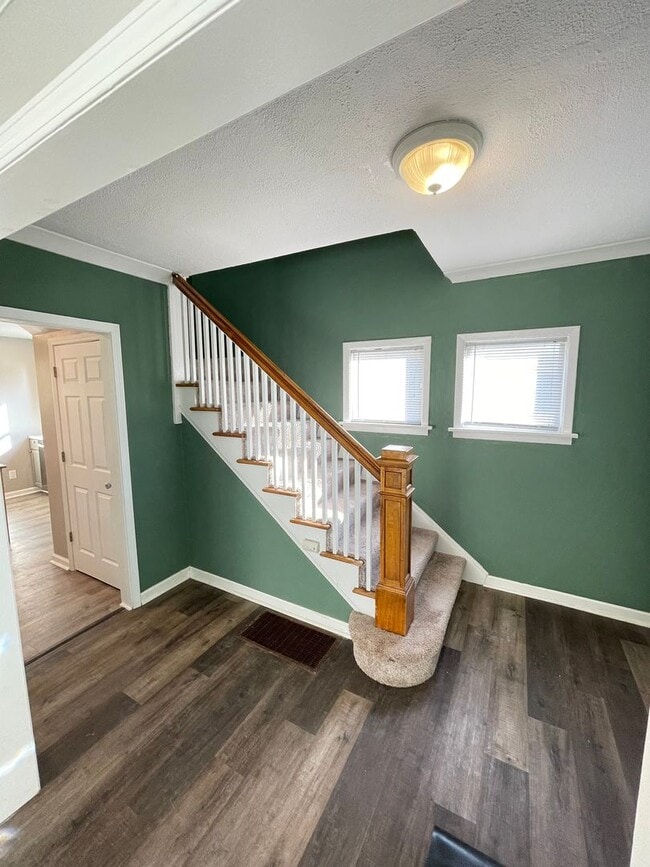 Building Photo - Available September - 2 Bedroom, 1 Bath New Reno!