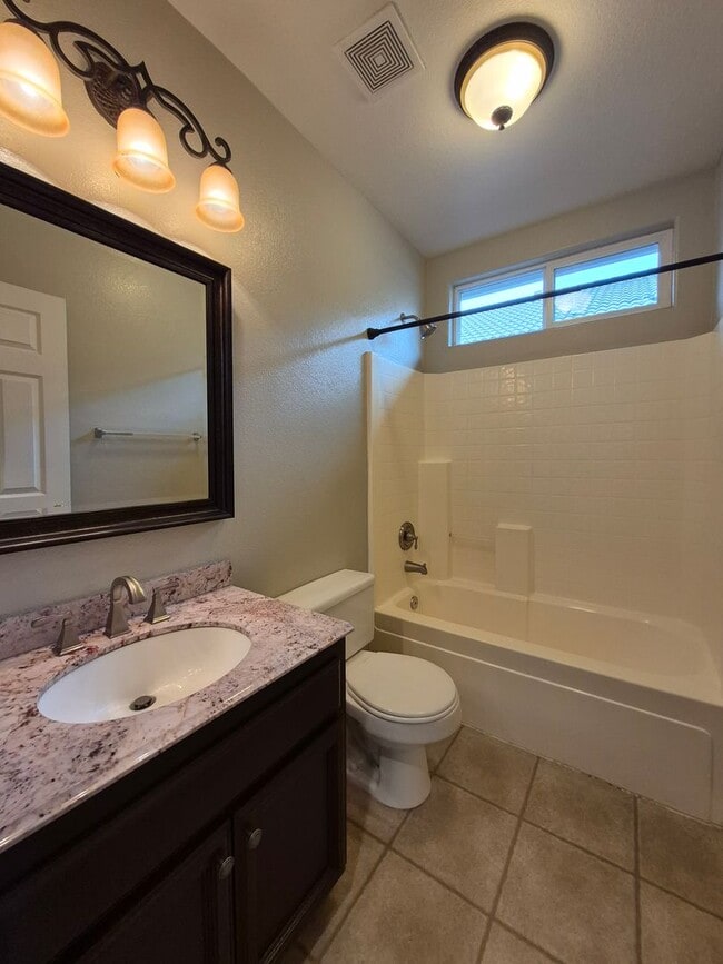 Building Photo - Now Leasing!! 3bd/2ba Gorgeous Single-Story Home Located In Roseville