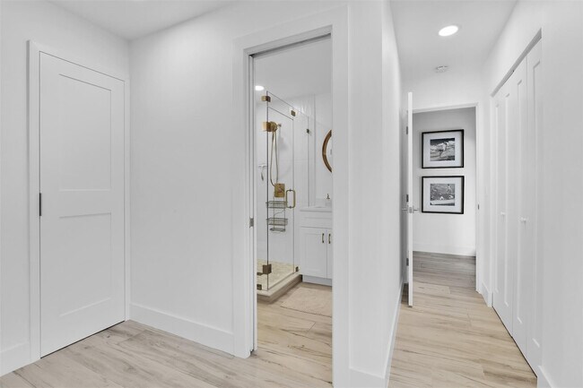 Building Photo - 17026 Bay St