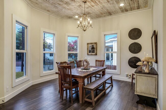 Building Photo - Fully Furnished Sleeps 8 with 3 Full Bedrooms and 3 full baths  Parking behind the secured gate