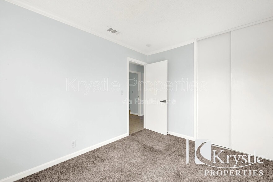 Building Photo - 121 Radcliffe Dr