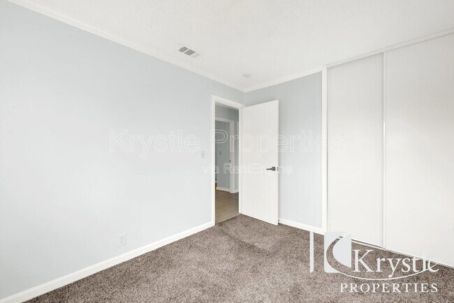 Building Photo - 121 Radcliffe Dr