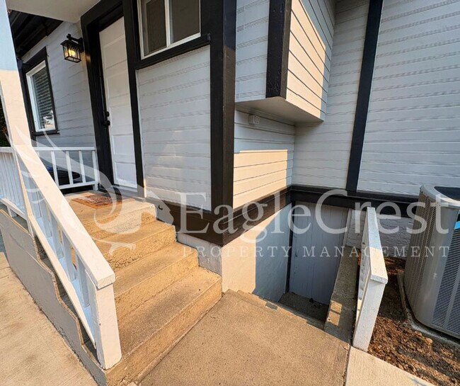 Building Photo - 345 E Birch St