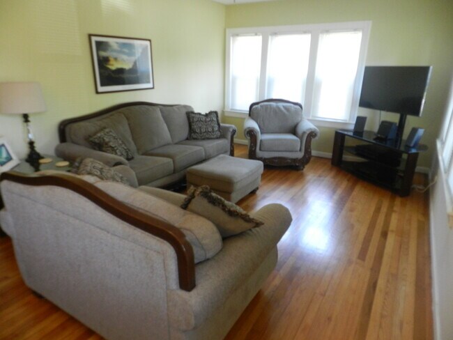 Building Photo - 221 15th Ave N