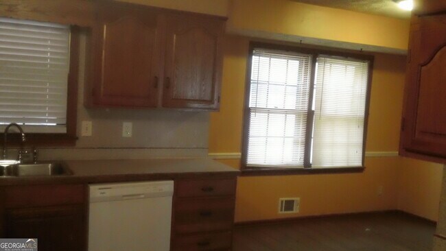 Building Photo - 6451 Edenfield Dr